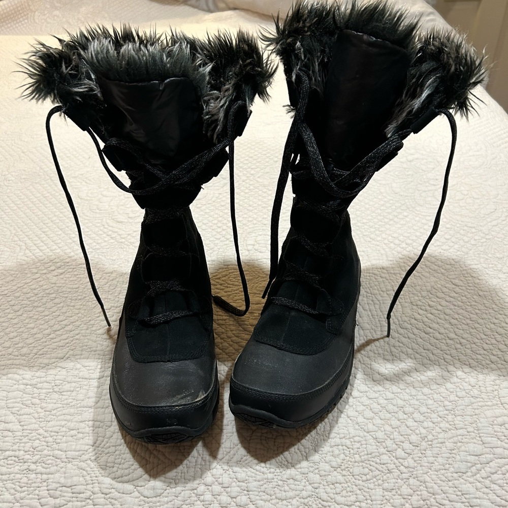 Women’s Northface Lace up black Winter/Rain proof boots with fur at the top.